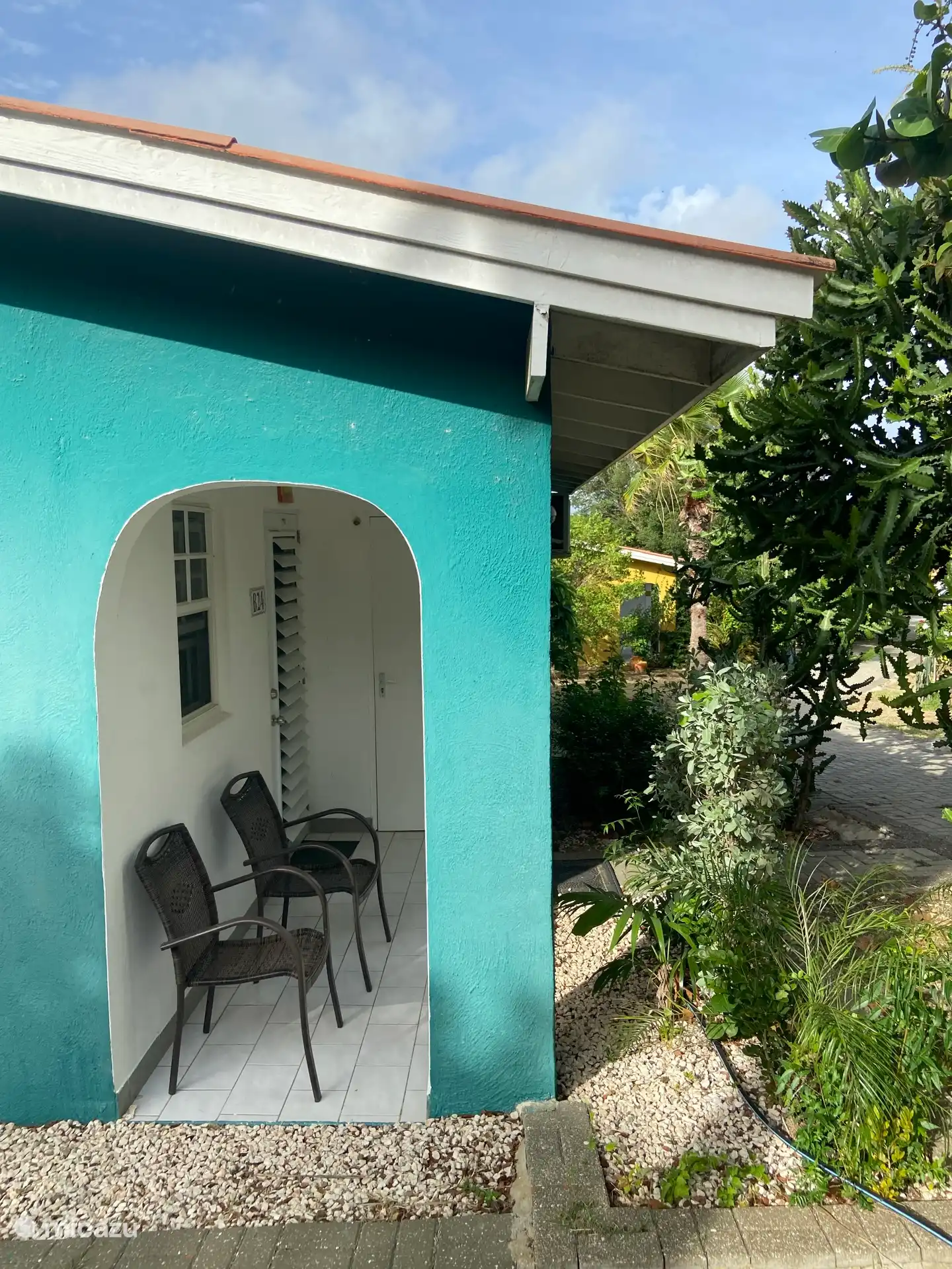 La entrada vista de lado.