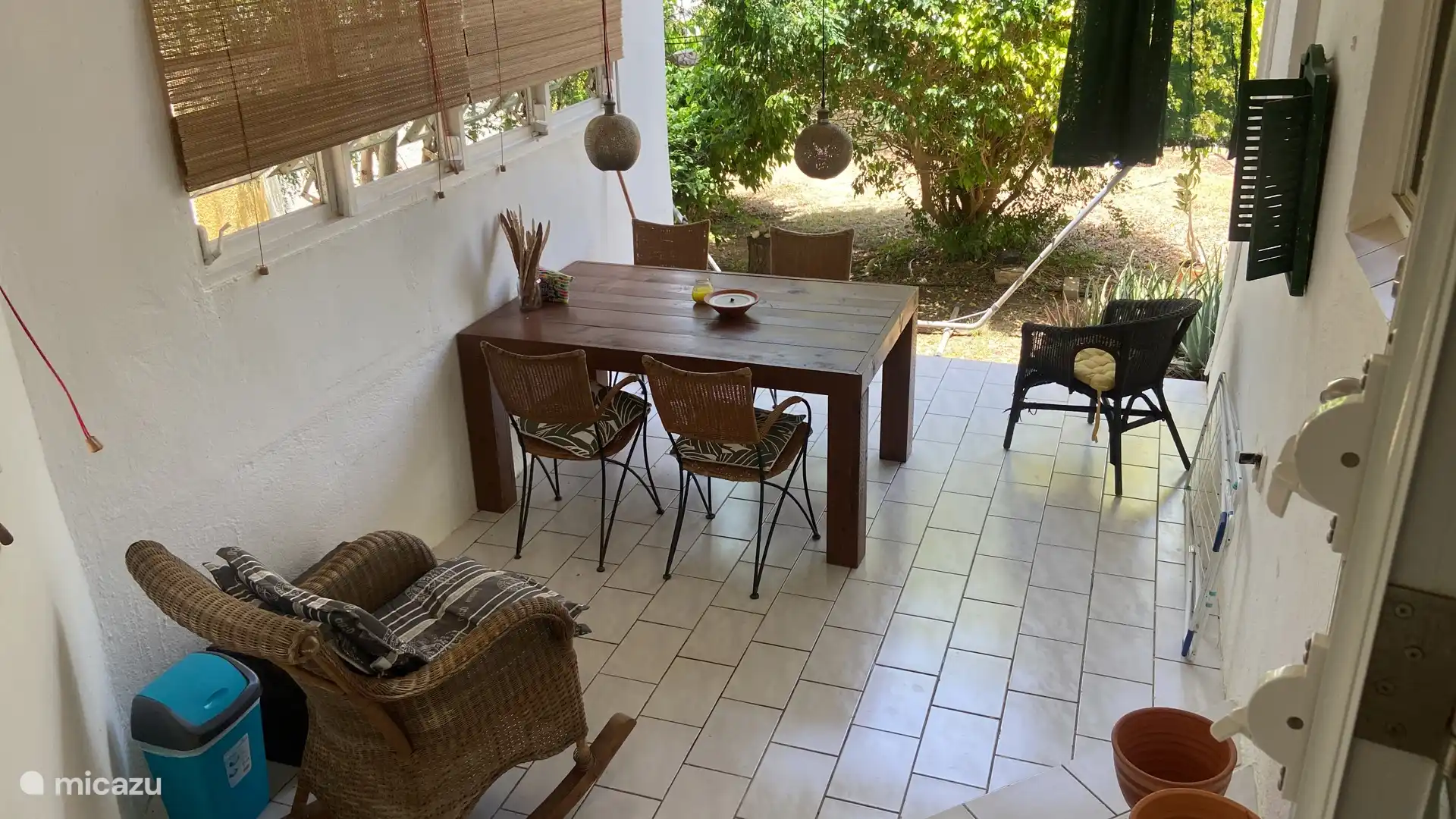 El acogedor porche que está bien situado al viento y está equipado con persianas. Leer en la mecedora o hamaca.
Luego haga una barbacoa y coma deliciosa comida en la mesa grande. 