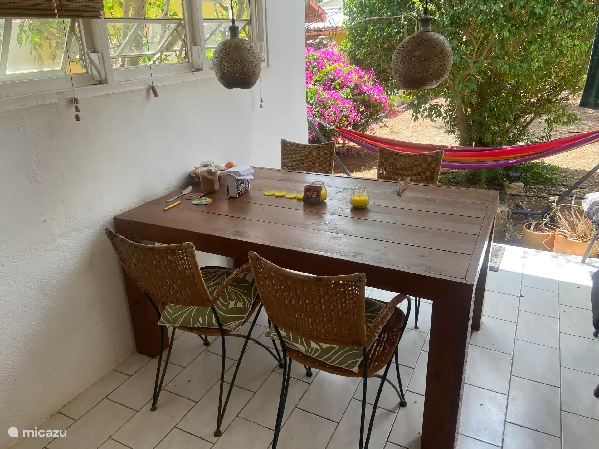 Und die schöne Veranda, auf der man draußen essen und in der Hängematte ein Buch lesen kann. Liegt gut im Wind!