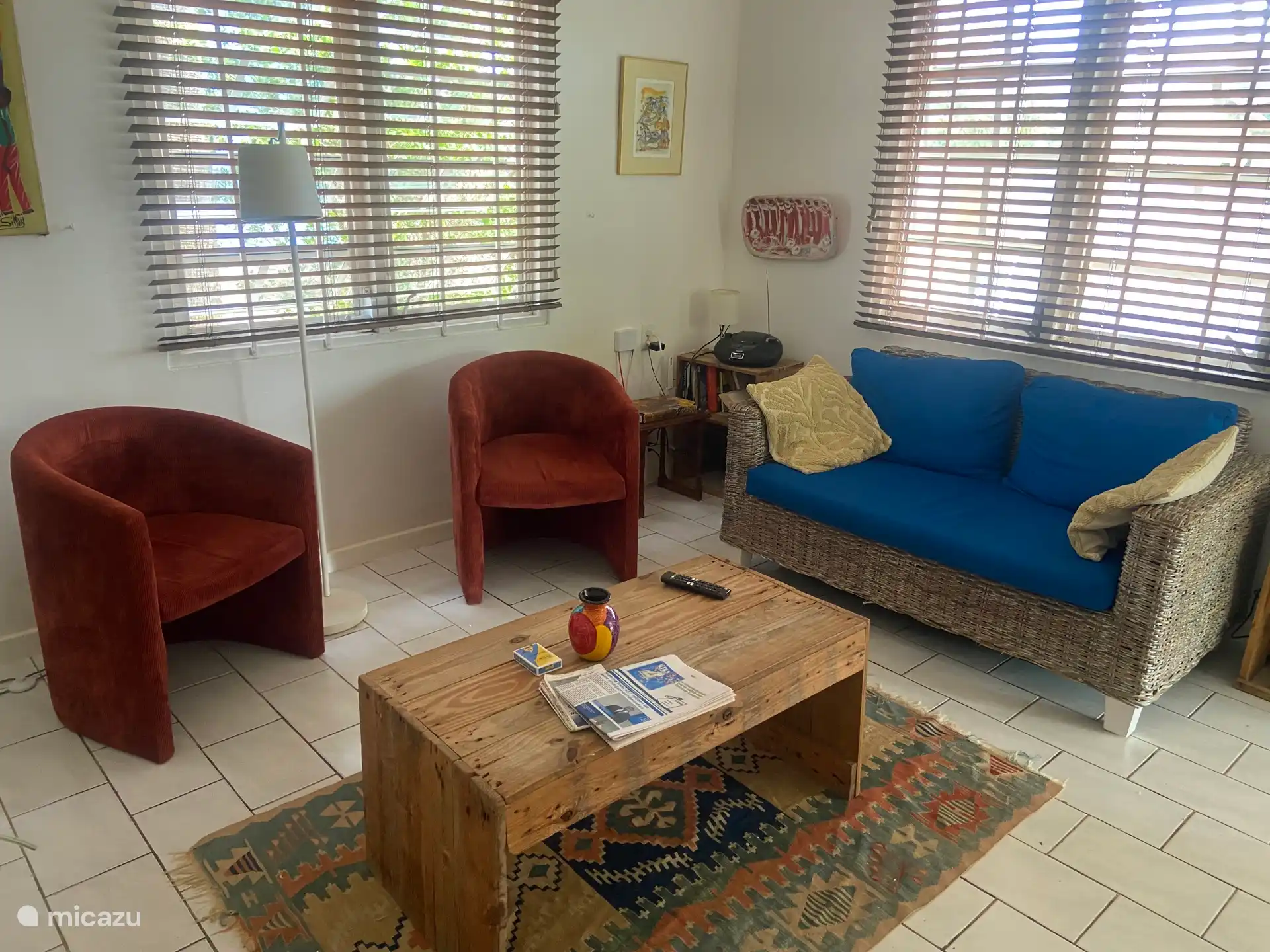 Das Wohnzimmer mit schönen Stühlen und einer Bank