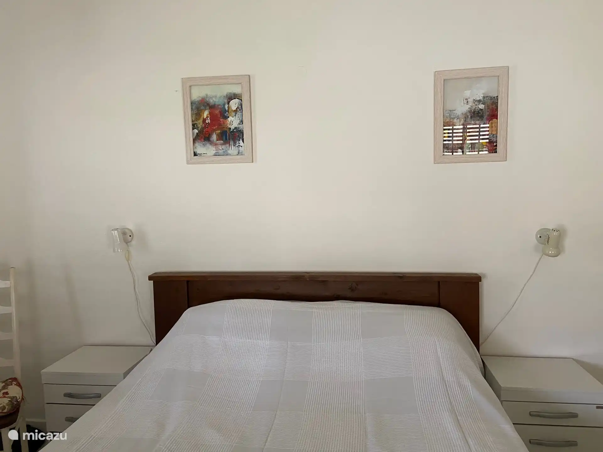 El dormitorio principal con cama doble grande, TV junto a la cama, caja fuerte, aire acondicionado y arte mural local.
Armario empotrado con ropa de cama, toallas y toallas de playa.