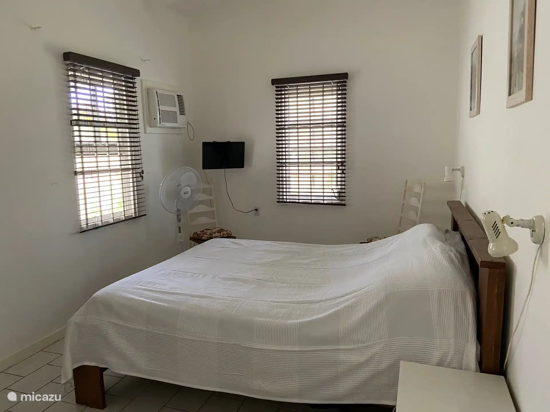 Dormitorio principal con vista lateral. También hay un ventilador de pie si no quieres dormir en el aire acondicionado. (¡Entonces los pájaros te despertarán!)