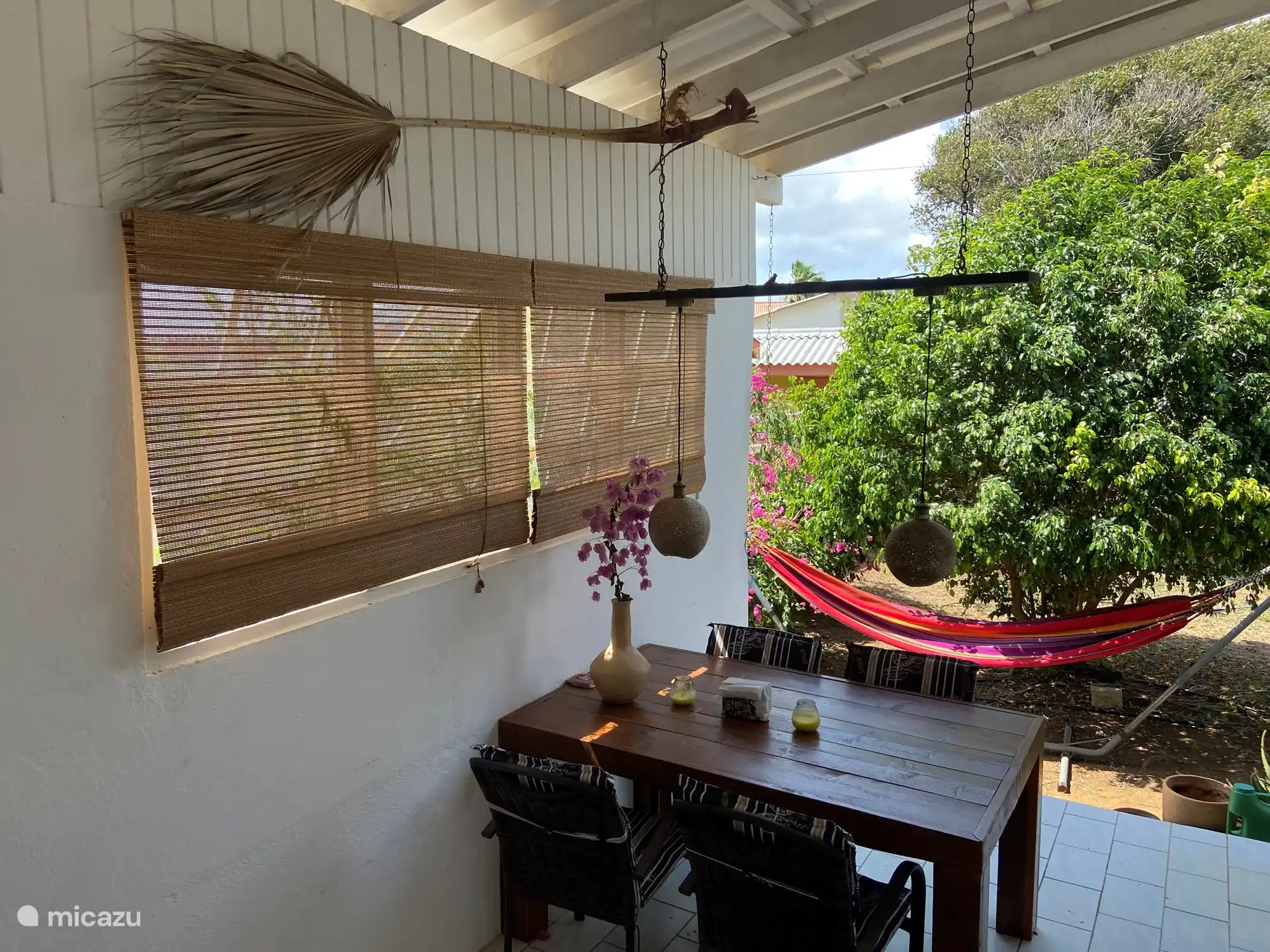 ¡Nuevo! Persianas enrollables de bambú en el porche. Proporciona una luz bellamente filtrada.