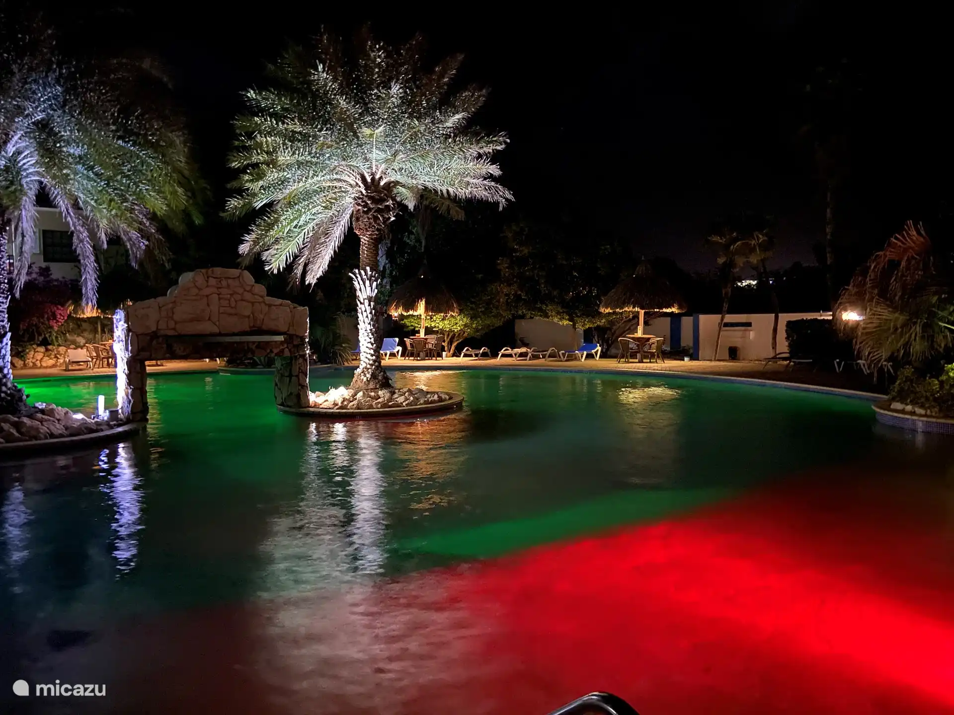 Iluminación ambiental en la piscina por la noche.