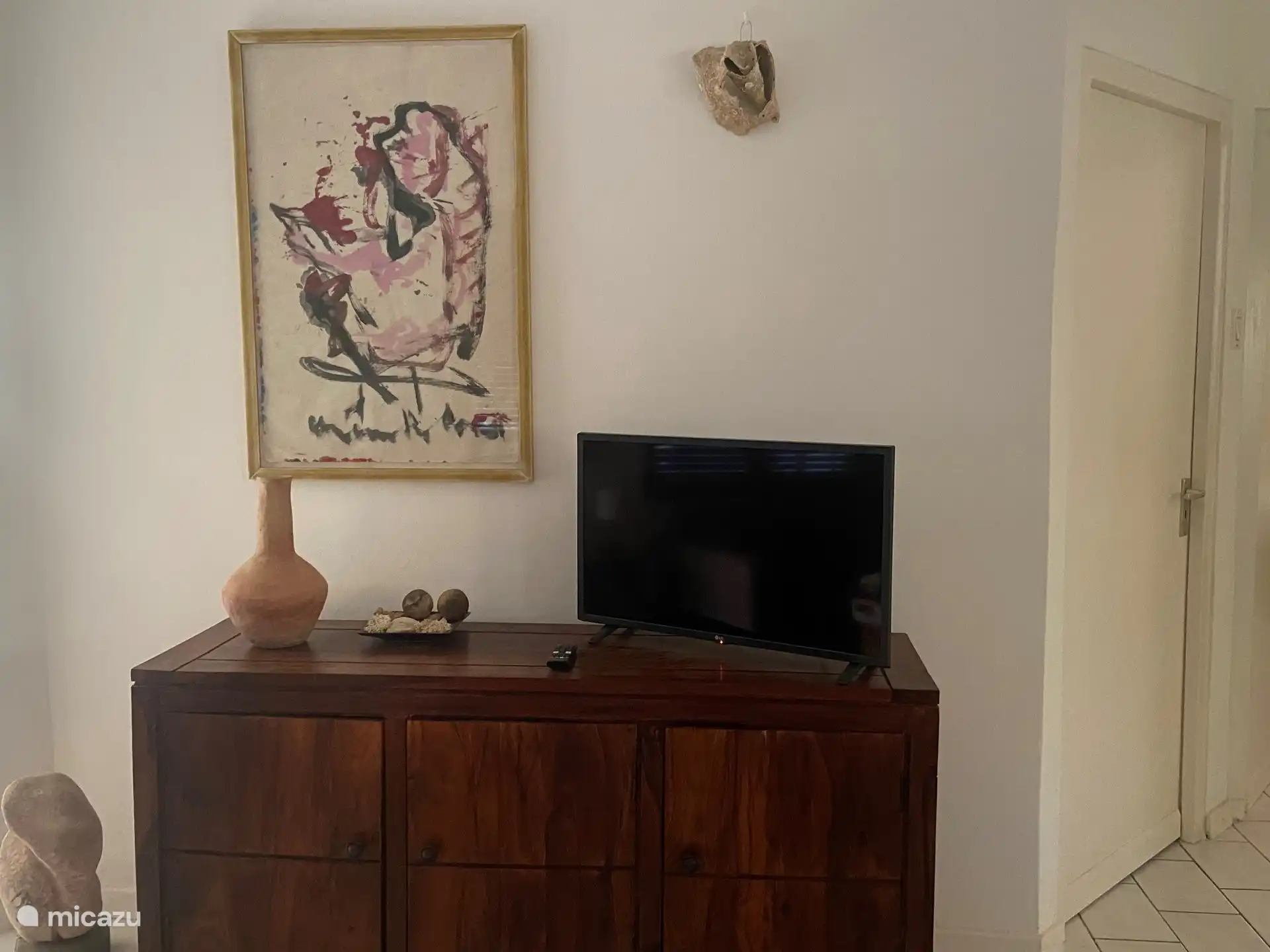 La sala de estar con smart TV y Netflix.