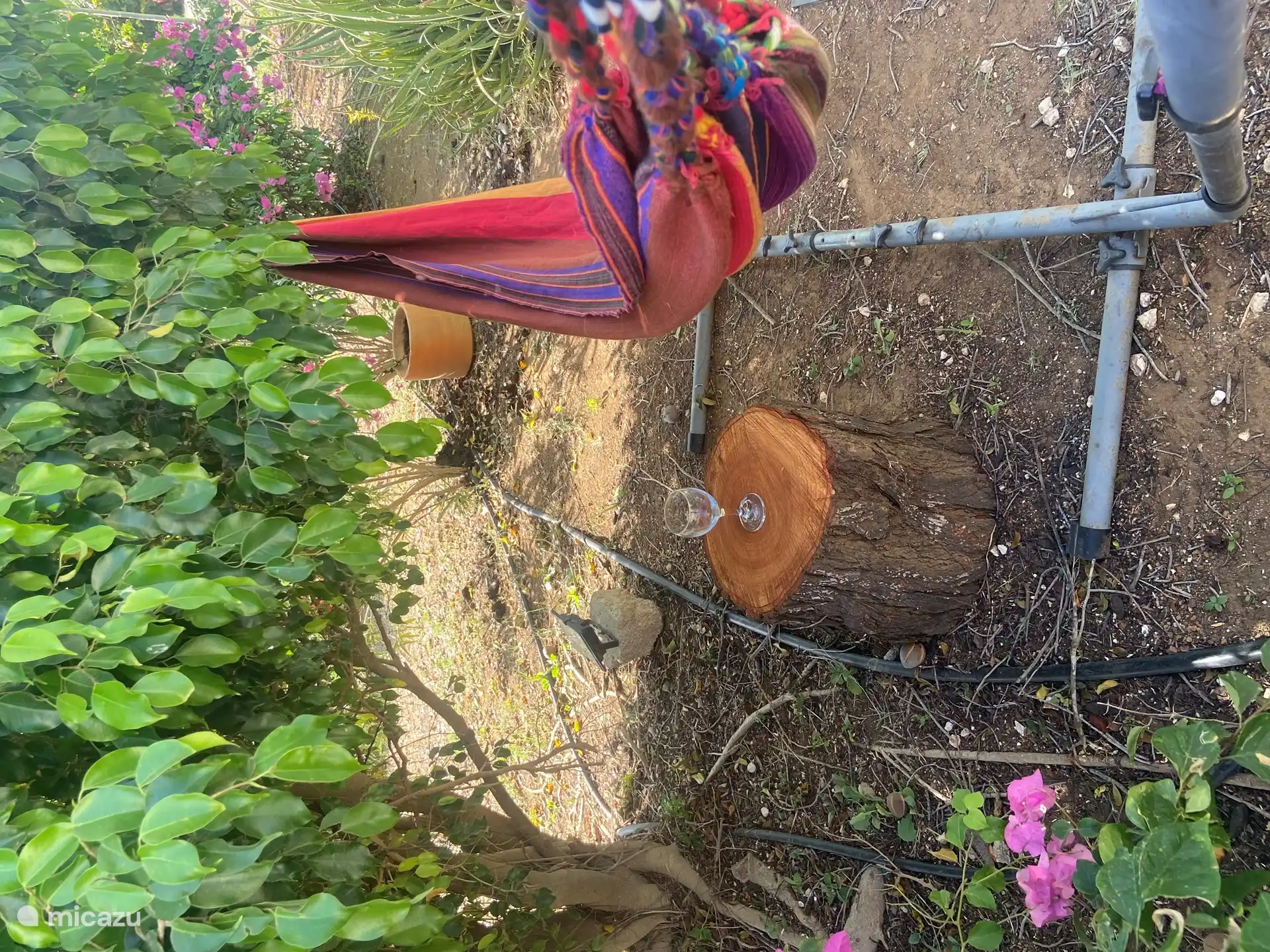 Con un trozo de árbol mahok (caoba) hice una práctica mesa para la hamaca.