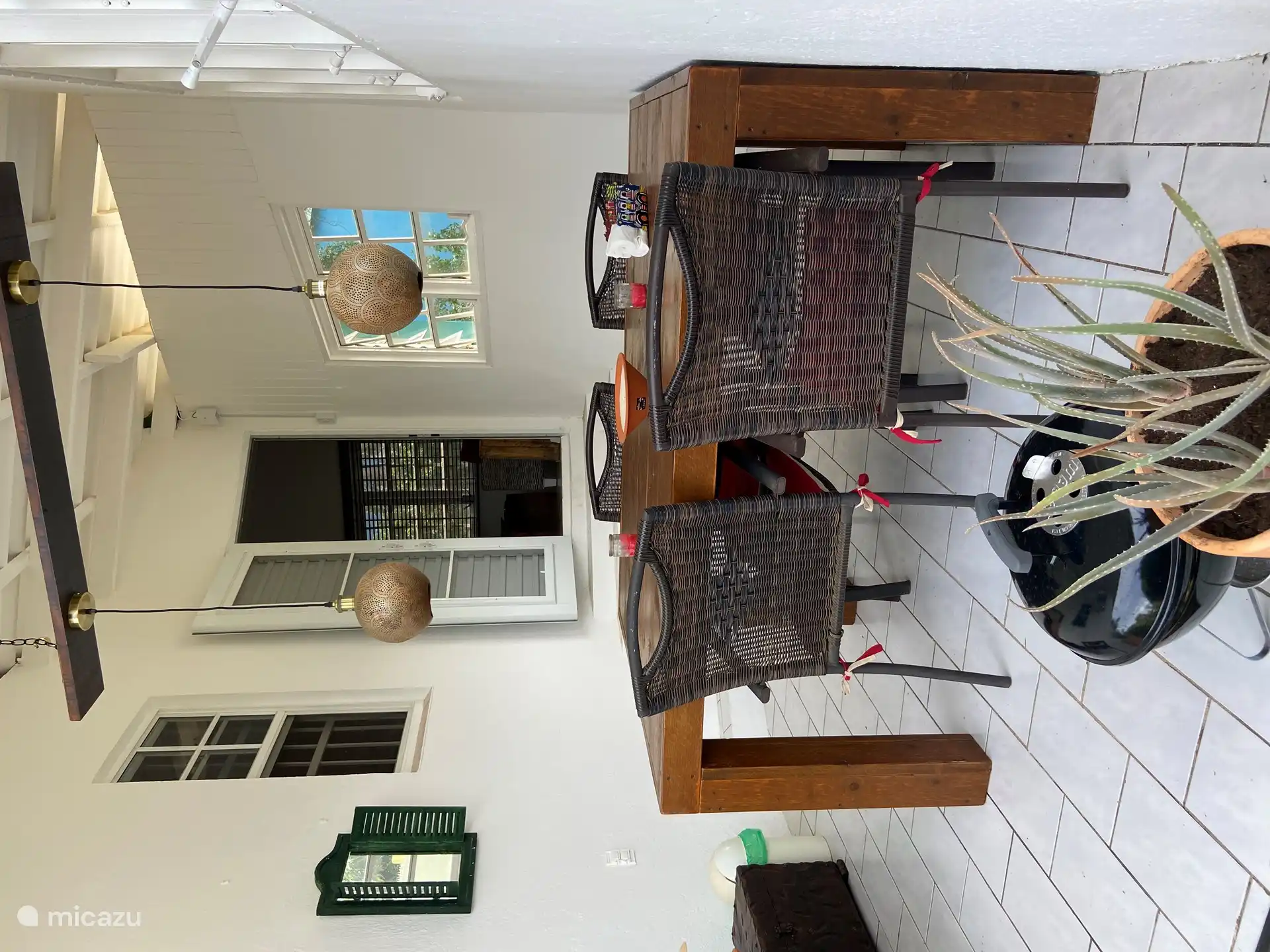 El porche con gran mesa de comedor