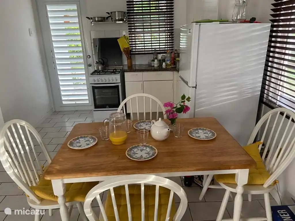 Una mesa de comedor en el interior para desayunar.
Preferimos sentarnos afuera en la mesa grande.