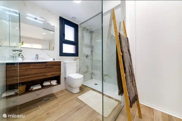 Die Badezimmer sind mit Handt&#252;chern ausgestattet.