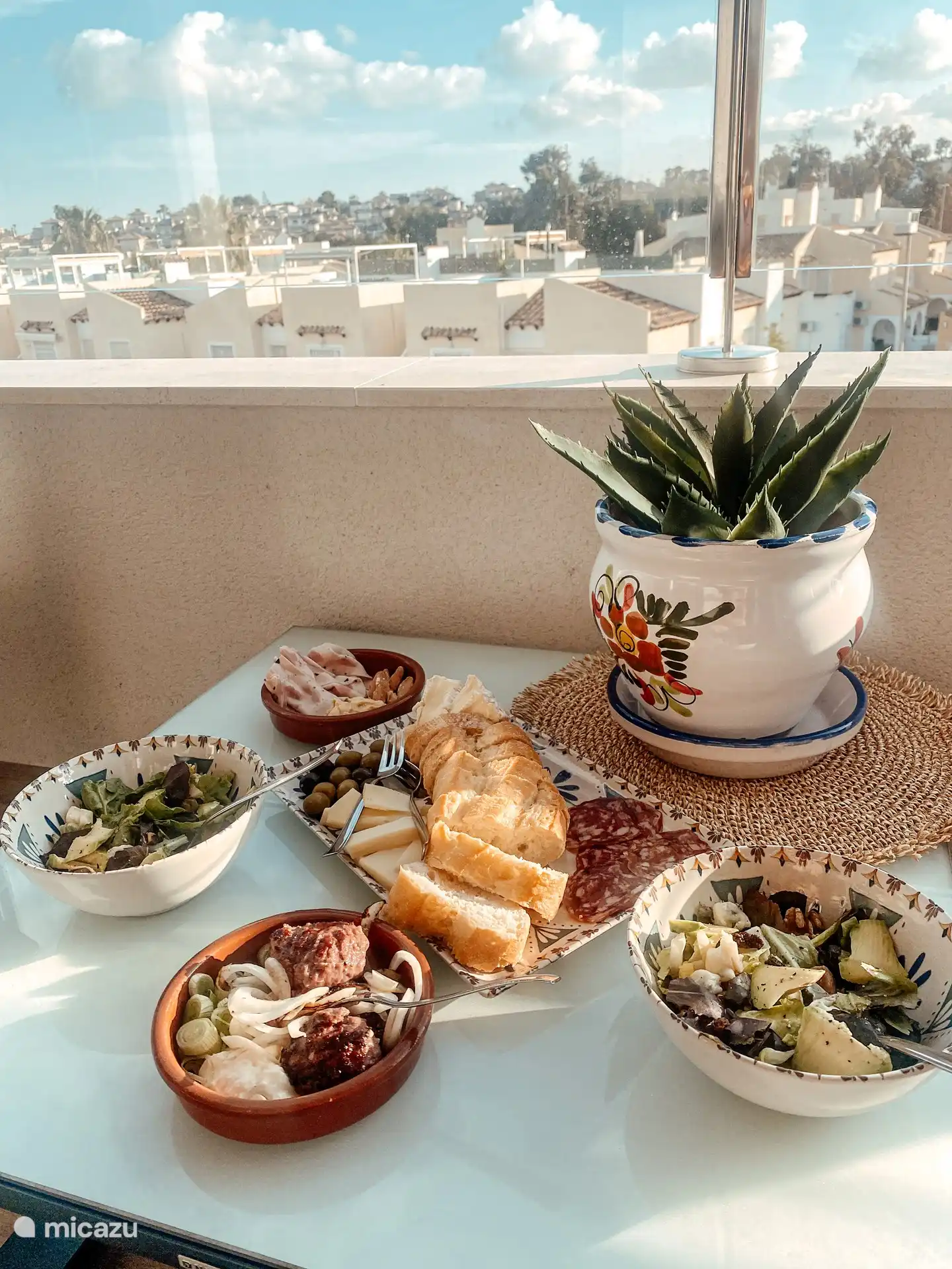 Wunderbar nach einem Tag am Strand, Tapas und Co. auf dem Balkon.