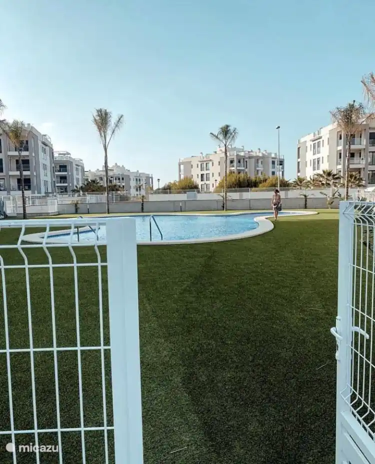 Schwimmbad mit Kinderbecken.
Der gesamte Schwimmbadbereich ist mit einem Zaun abgesperrt.