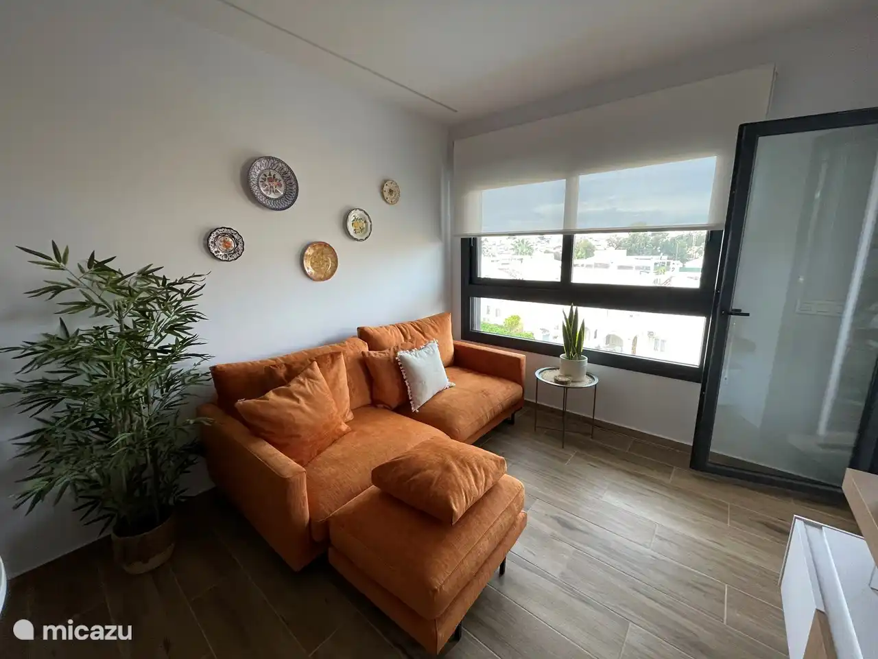 Wohnzimmer, gem&#252;tlich und funktionell eingerichtet, mit anschlie&#223;endem Balkon