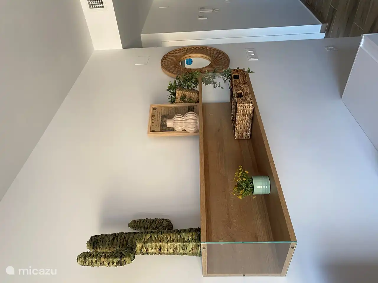 Wohnzimmer mit Klimaanlage, auch in den Schlafzimmern