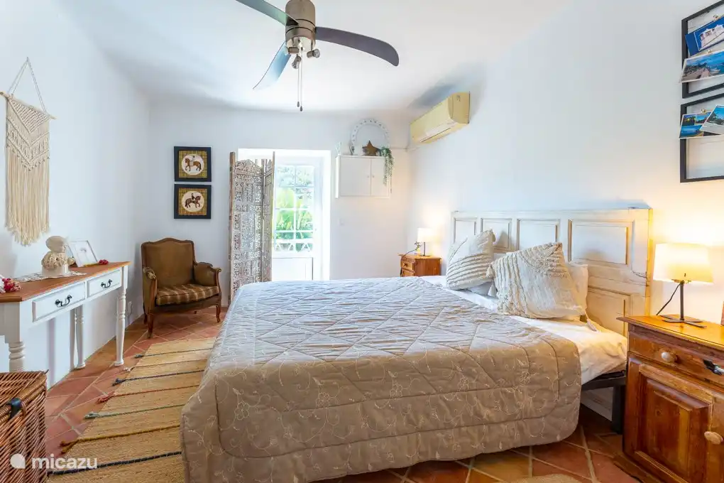 Hoofdslaapkamer (AC) met directe toegang tot de tuin