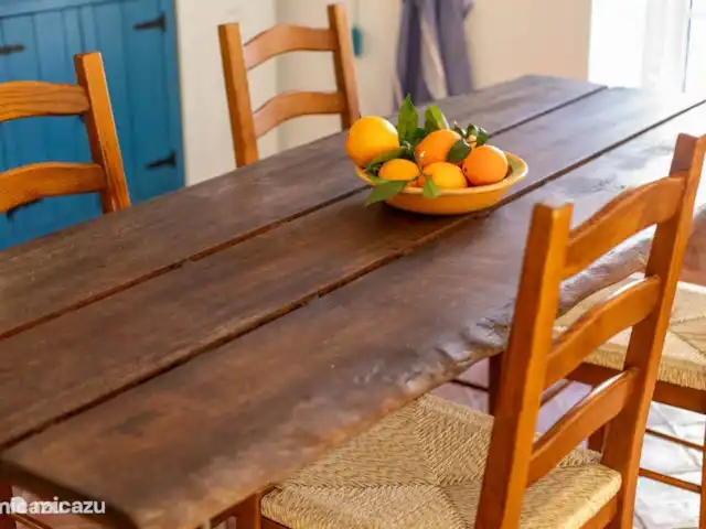gîte / cottage huren in Portugal, Algarve, Santa Catarina da Fonte do Bispo – Casa Catarina Een handgemaakte houten tafel op maat en sinaasappels uit onze tuin