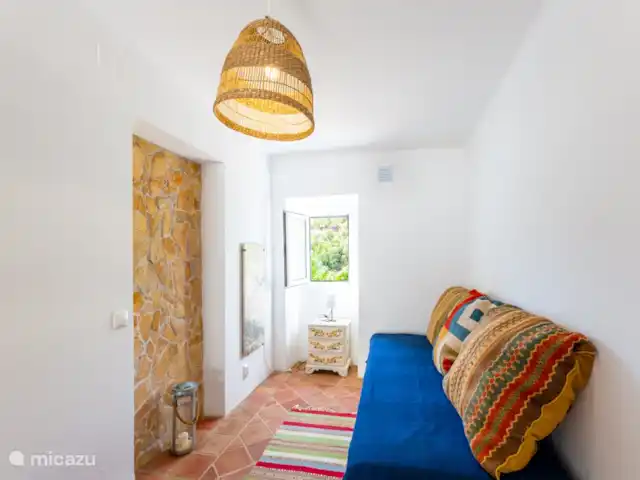 gîte / cottage huren in Portugal, Algarve, Santa Catarina da Fonte do Bispo – Casa Catarina 2e slaapkamer met tweepersoons slaapbank. Openslaande deuren naar de patio.