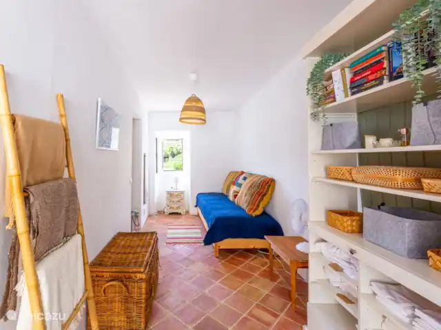 gîte / cottage huren in Portugal, Algarve, Santa Catarina da Fonte do Bispo – Casa Catarina 2e slaapkamer met een tweepersoons slaapbank. Openslaande deuren naar de patio.