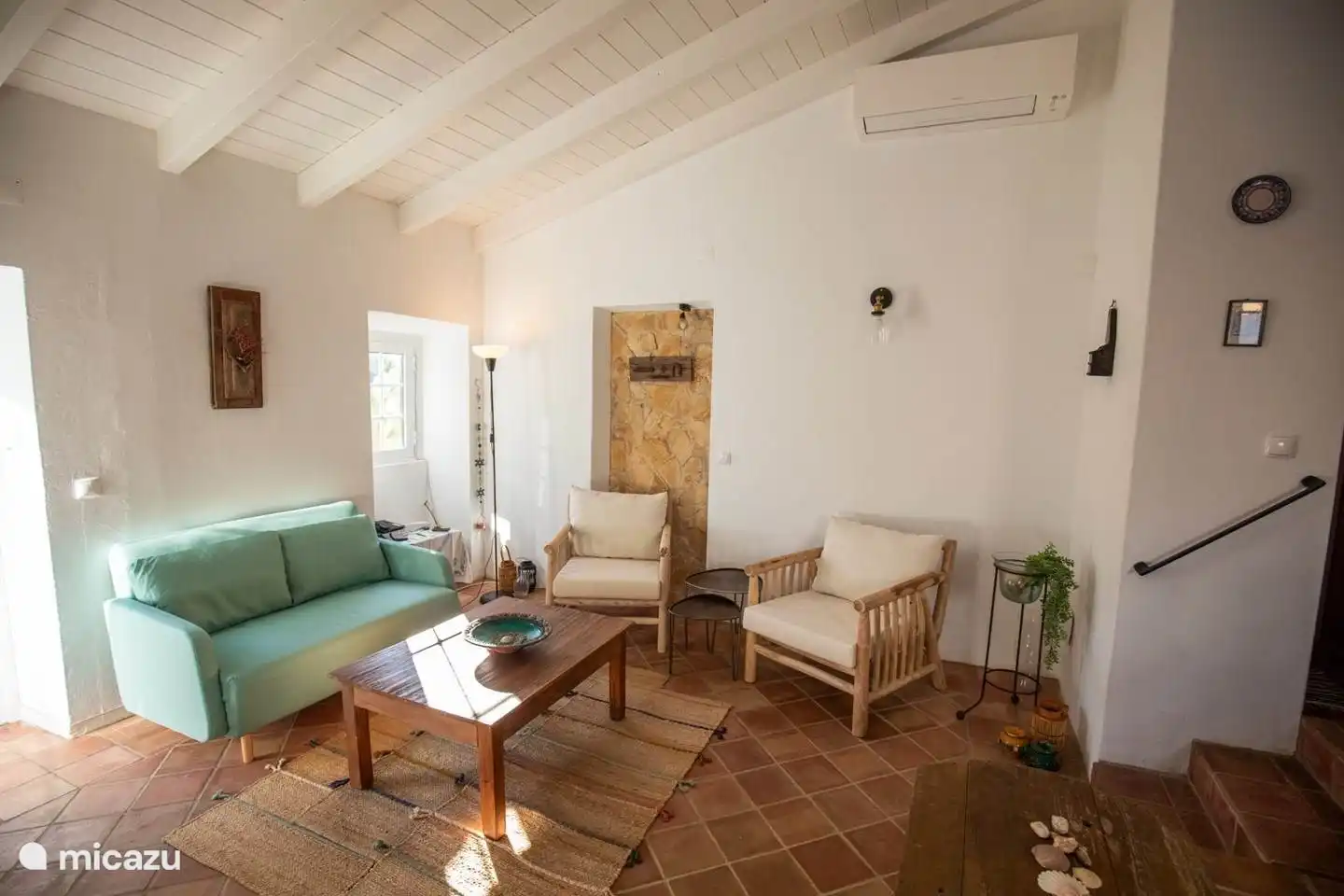 De woonkamer is een fijne plek om te ontspannen en een kopje thee te drinken