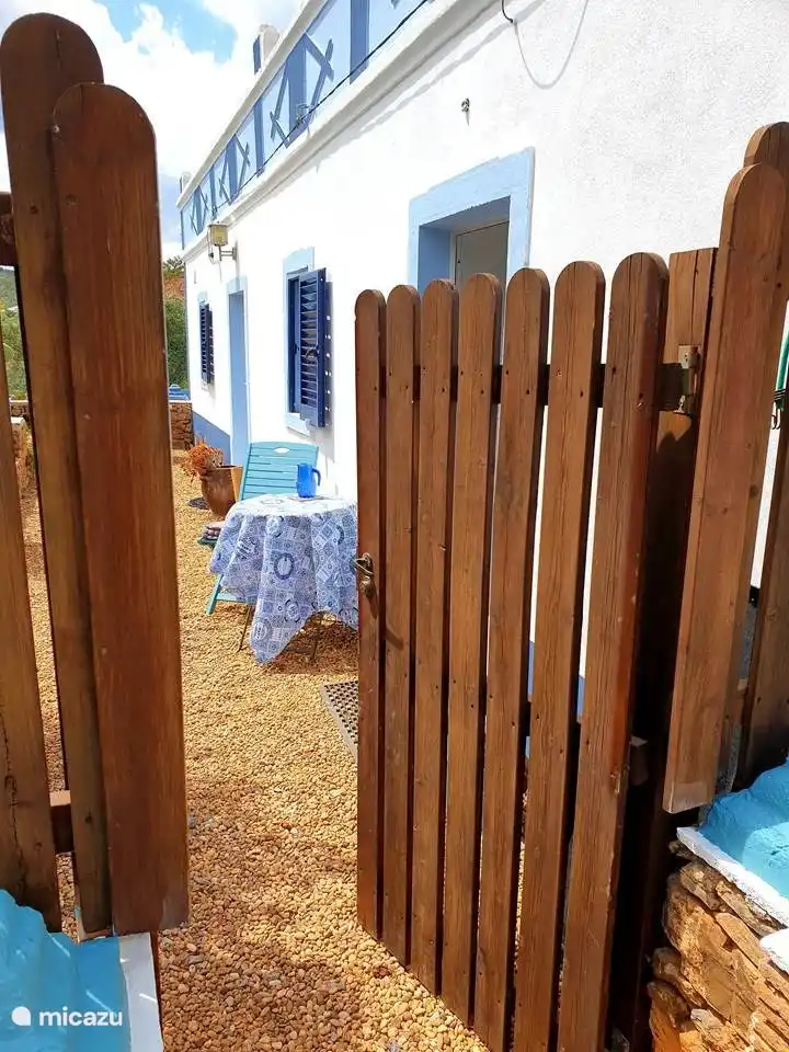 Sneak peak door de poort