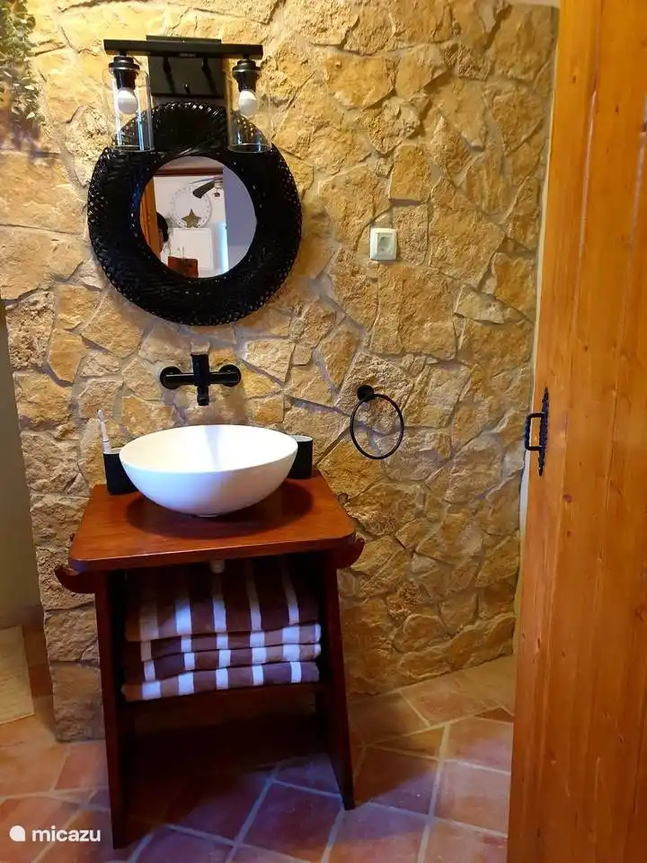 De badkamer wastafel en spiegel