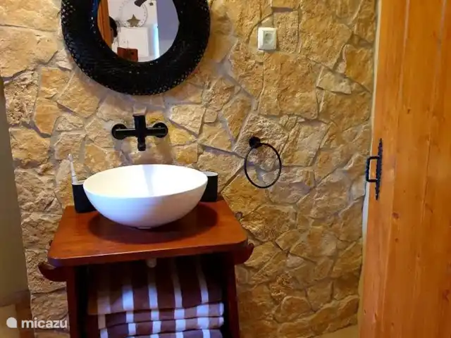 gîte / cottage huren in Portugal, Algarve, Santa Catarina da Fonte do Bispo – Casa Catarina De badkamer wastafel en spiegel