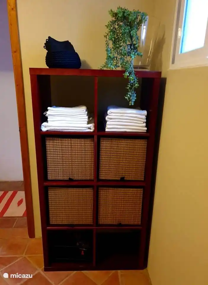 Badkameropslag en schone handdoeken