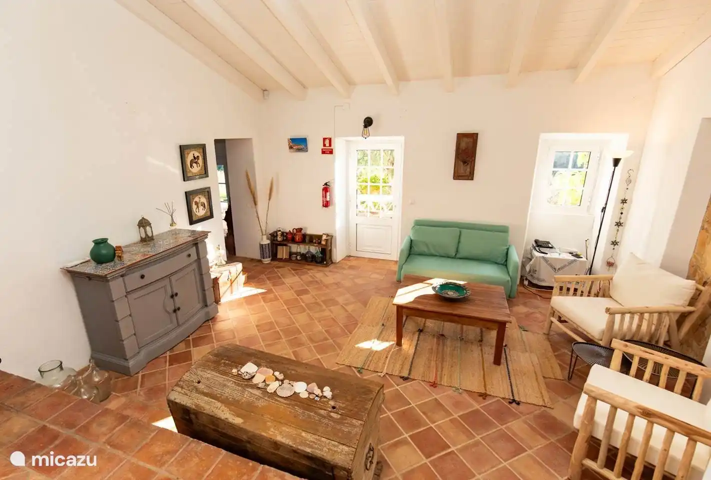 De ruime en lichte woonkamer