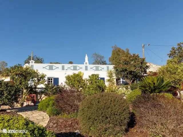 gîte / cottage huren in Portugal, Algarve, Santa Catarina da Fonte do Bispo – Casa Catarina Een tuin gekust door de zon