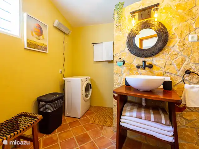 gîte / cottage huren in Portugal, Algarve, Santa Catarina da Fonte do Bispo – Casa Catarina badkamer met wasmachine