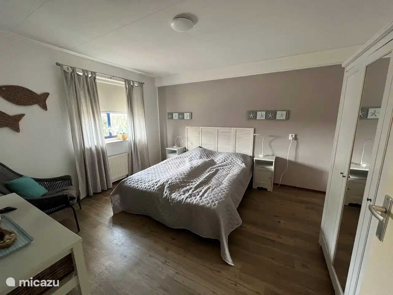 Schlafzimmer mit Doppelbett