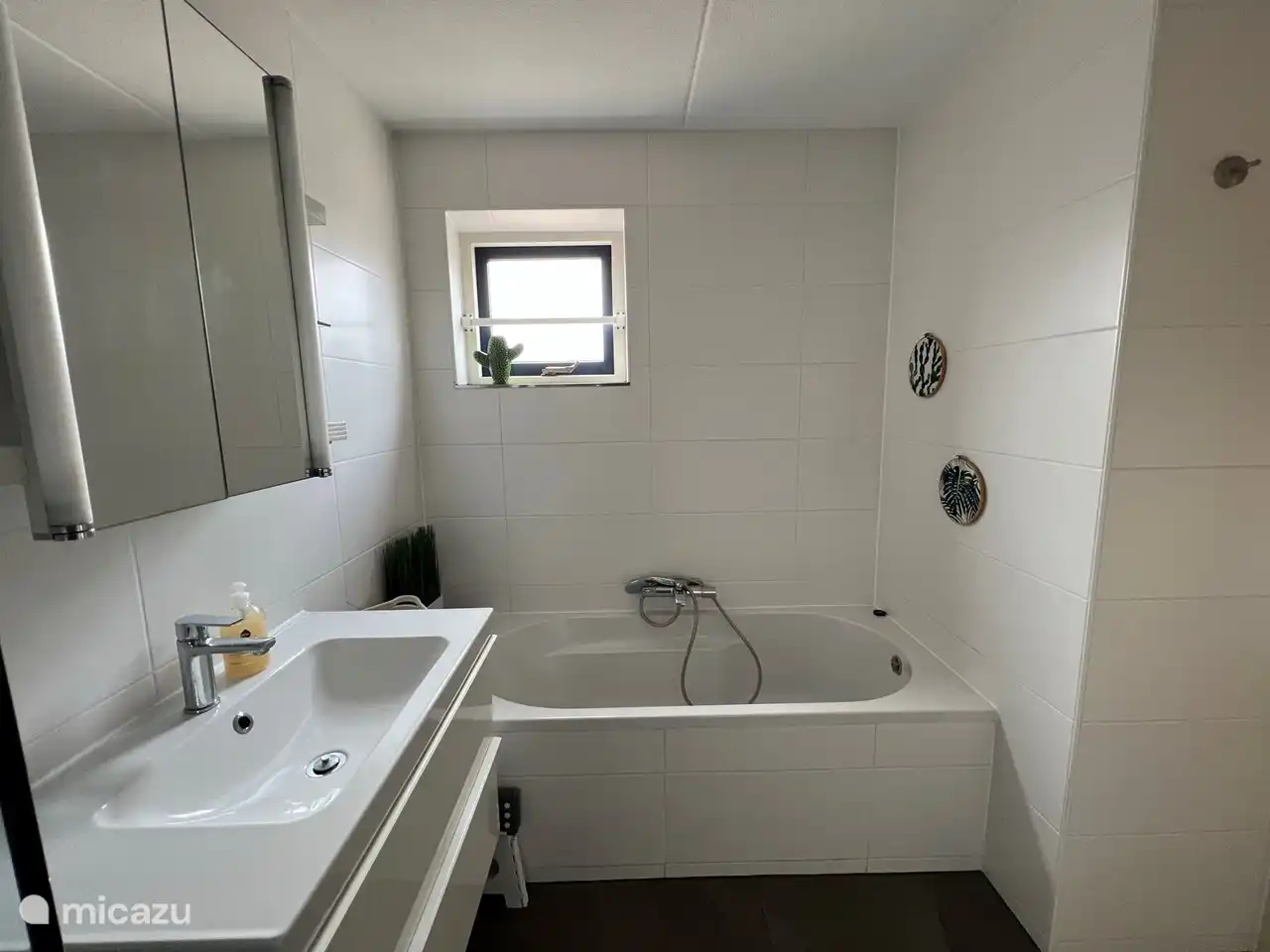 1. Badezimmer mit Dusche und Badewanne