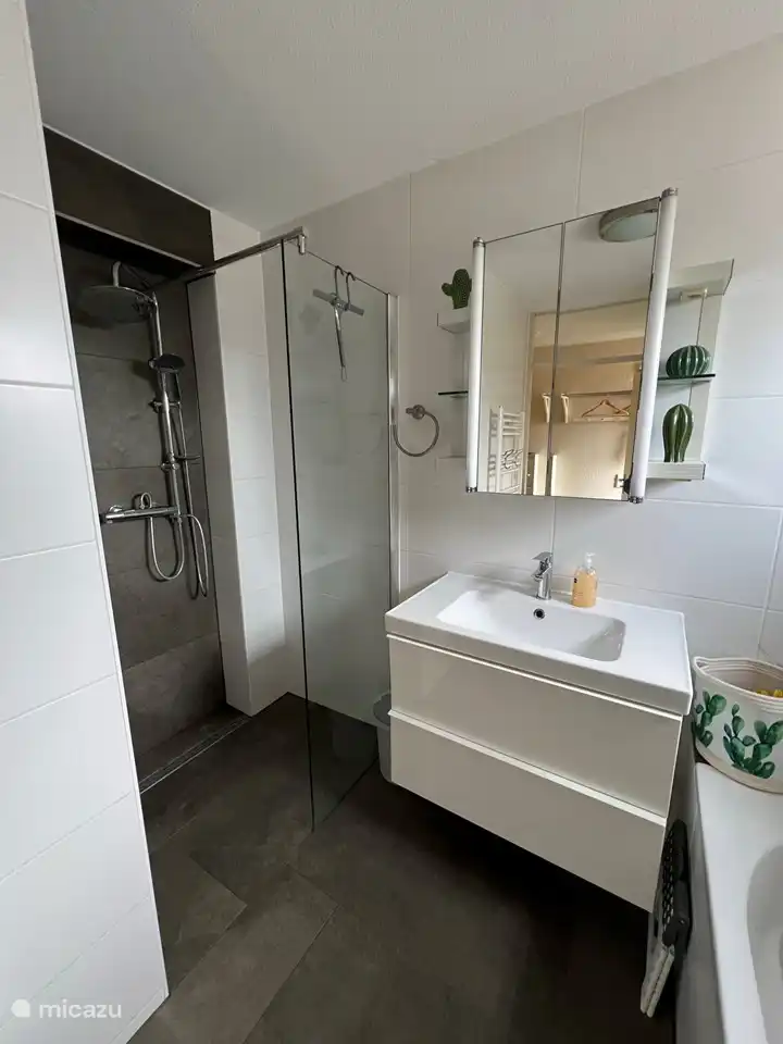 mit natürlich auch modernen Badmöbeln