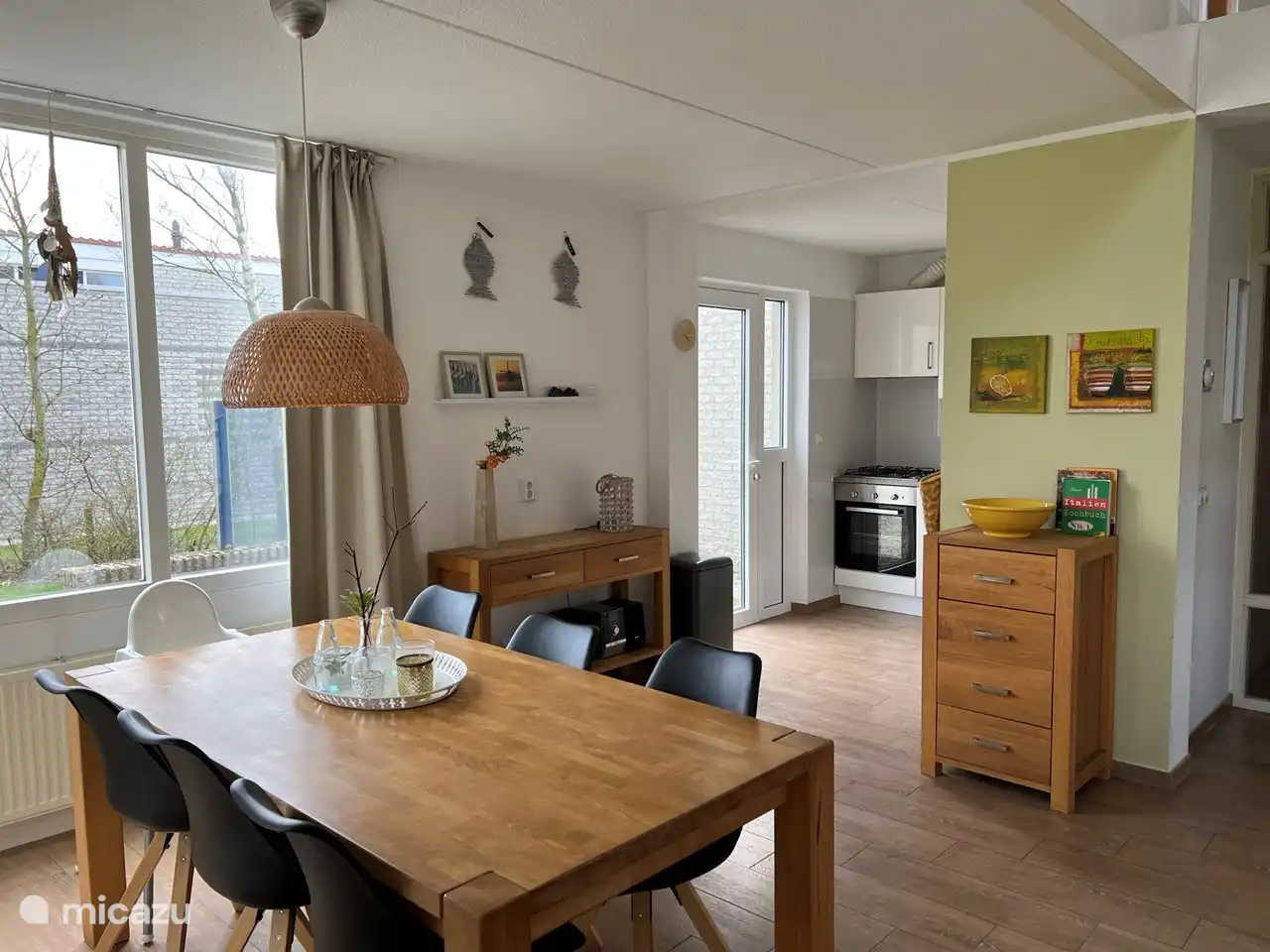 gemütlicher Esstisch