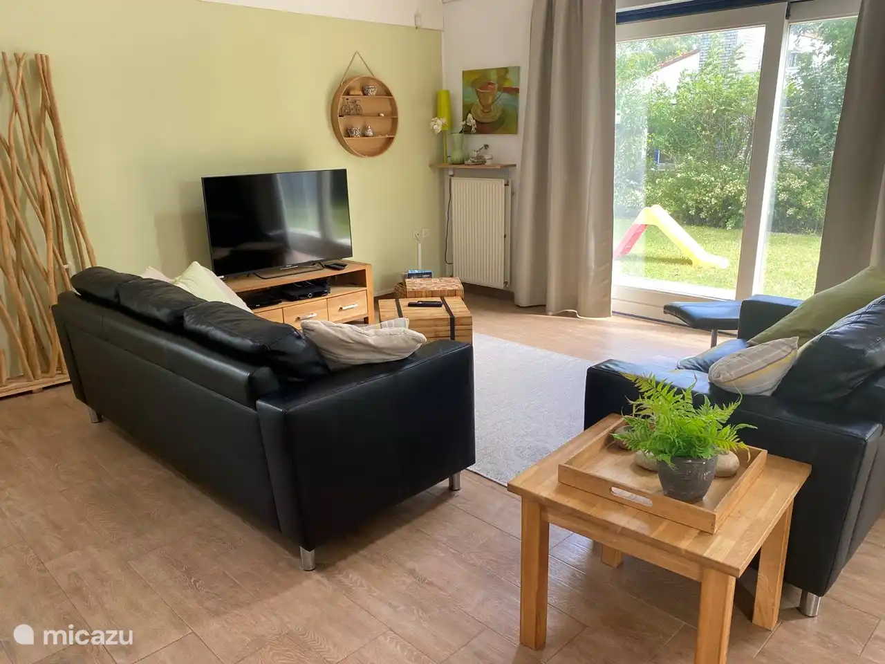 Loungebereich mit Gartenblick