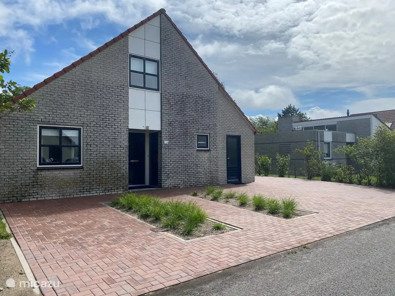 ausreichend Parkmöglichkeiten vor dem Haus