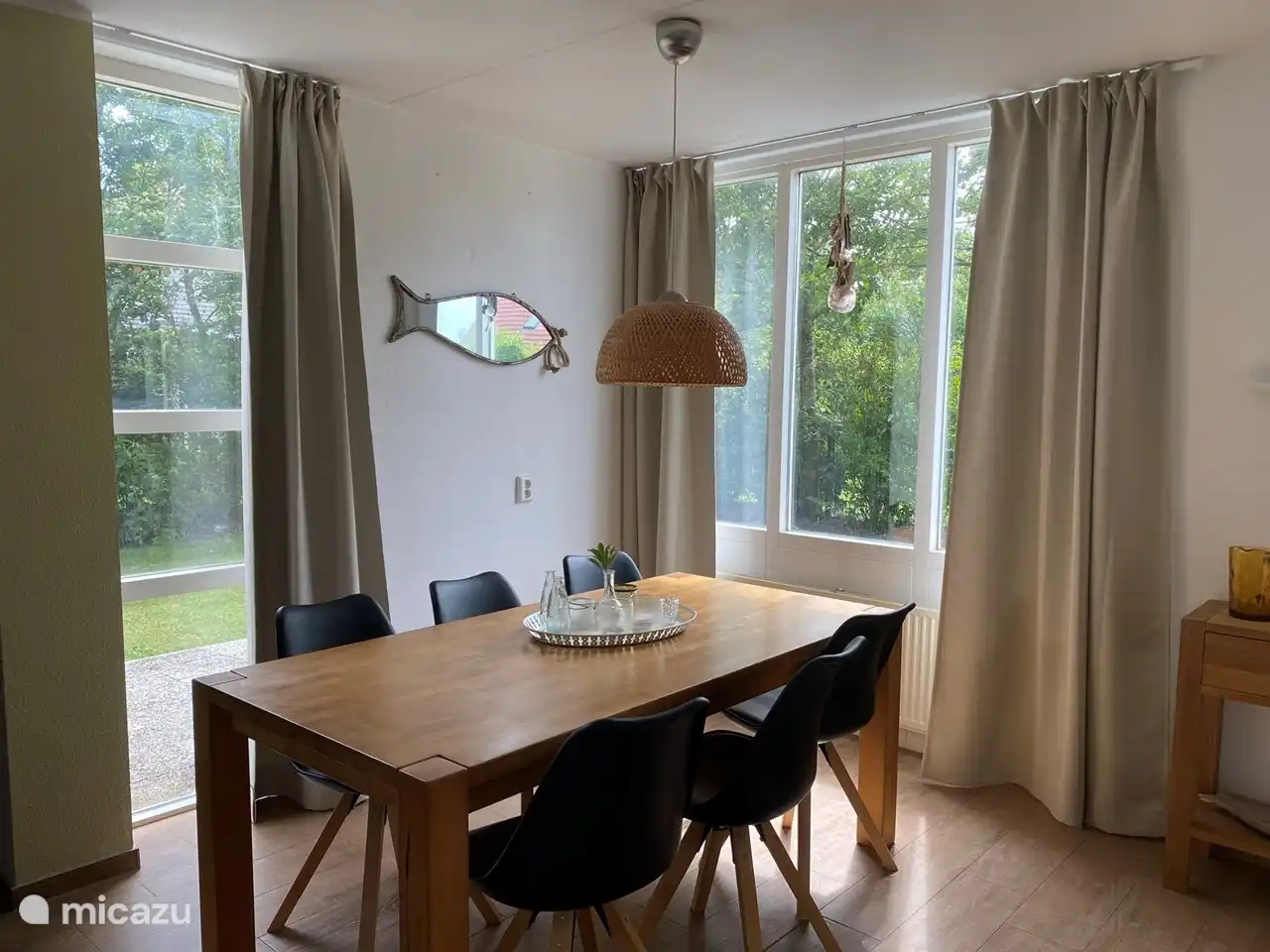 Gemütlicher Esstisch für 6 Personen.