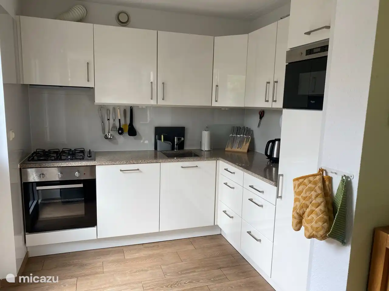 moderne Küche komplett ausgestattet