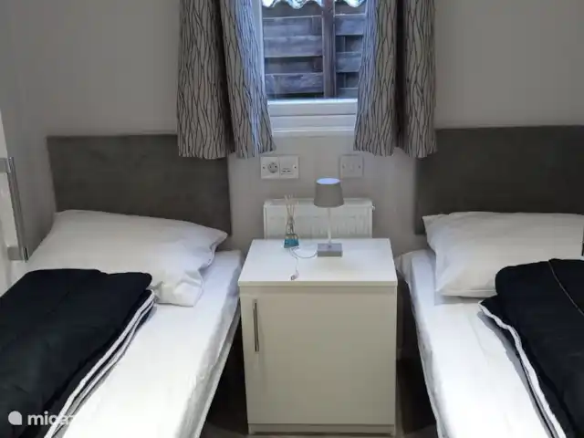 Blissful huren in Nederland, Gelderland, Hoenderloo - chalet slaapkamer met twee eenpersoonsbedden