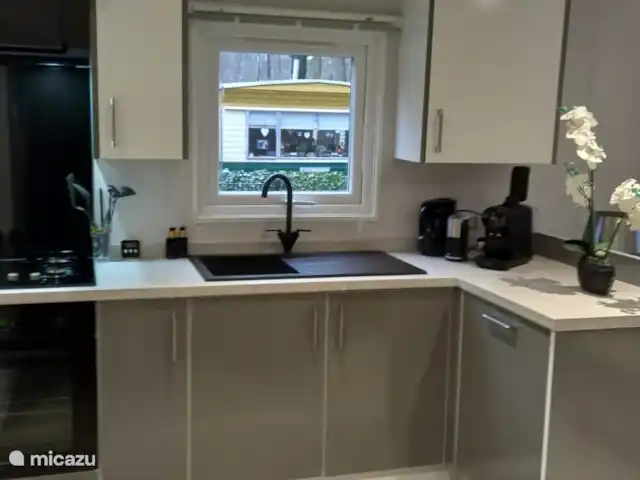 Blissful huren in Nederland, Gelderland, Hoenderloo - chalet keuken met vaatwasser, koffieapparaat, melkopschuimer, oven, magnetron etc.