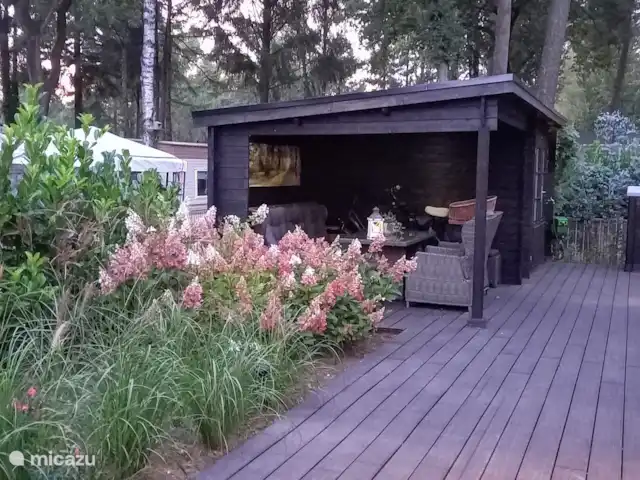 Blissful huren in Nederland, Gelderland, Hoenderloo - chalet Dineren onder de overkapping