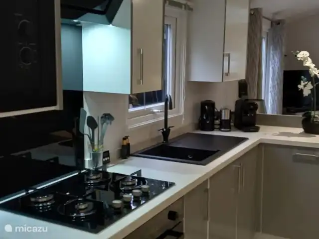 Blissful huren in Nederland, Gelderland, Hoenderloo - chalet keuken met Nespresso melkopschuimer