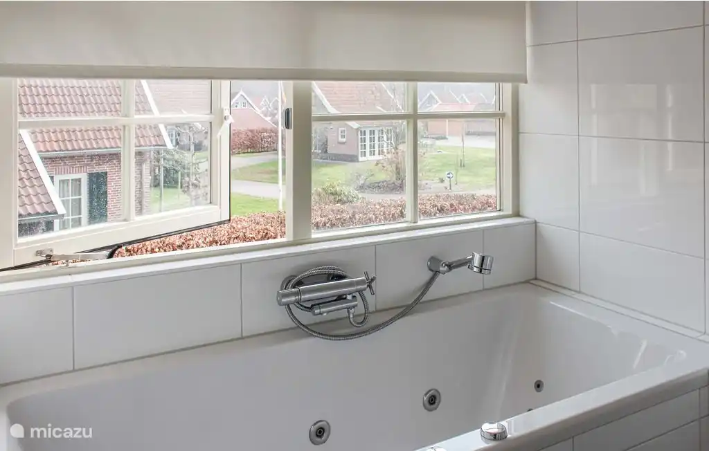 Badezimmer mit Badewanne und Whirlpool