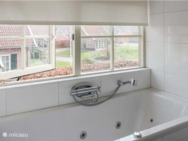 Twentsgevoel huren in Nederland, Overijssel, Hoge Hexel - vakantiehuis Badkamer met ligbad & jacuzzi