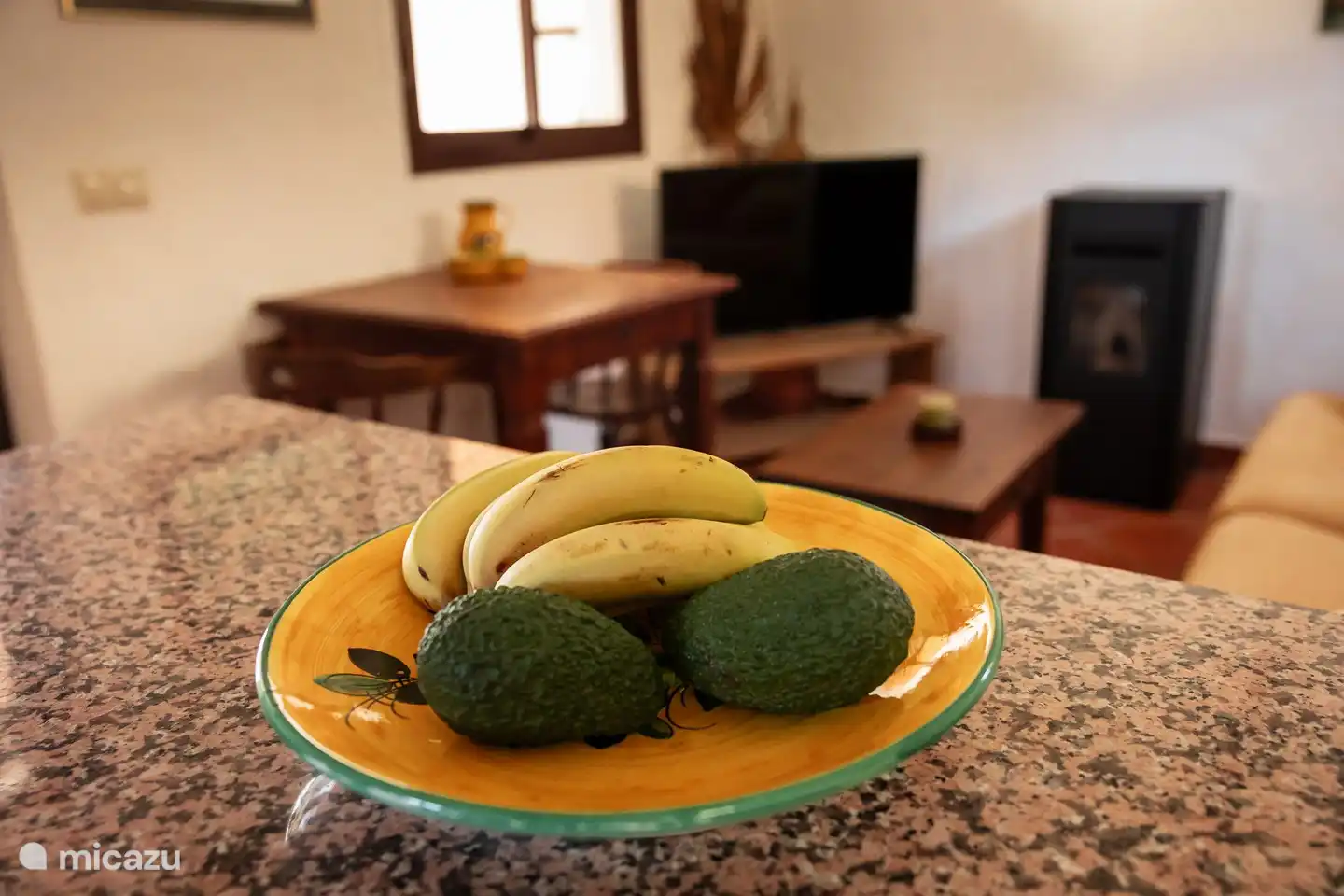 Los aguacates caen regularmente de los árboles