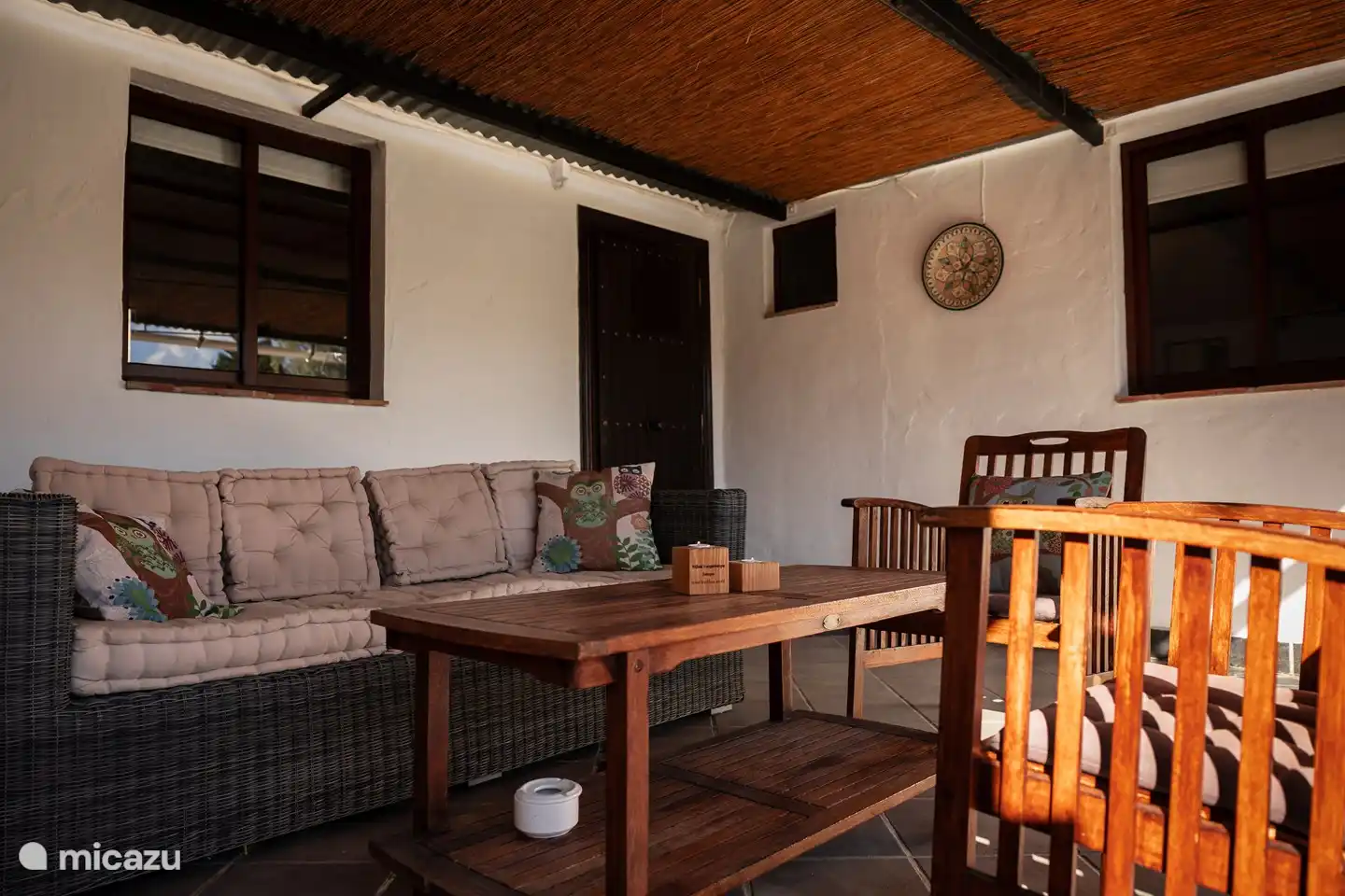 La terraza tiene un sofá y varias sillas.