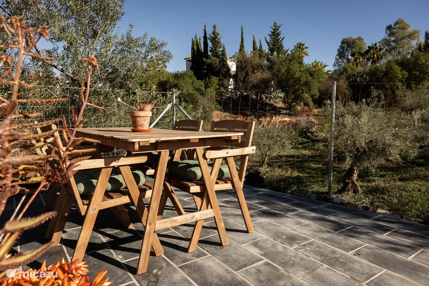 En el lateral también existe la opción de sentarse a la mesa. Es agradable disfrutar del atardecer aquí durante la cena.