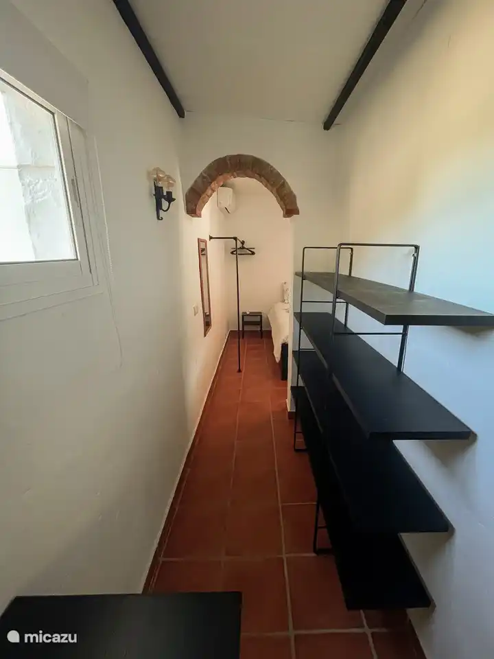 En el pasillo que conduce al dormitorio hay mucho espacio para guardar sus pertenencias.