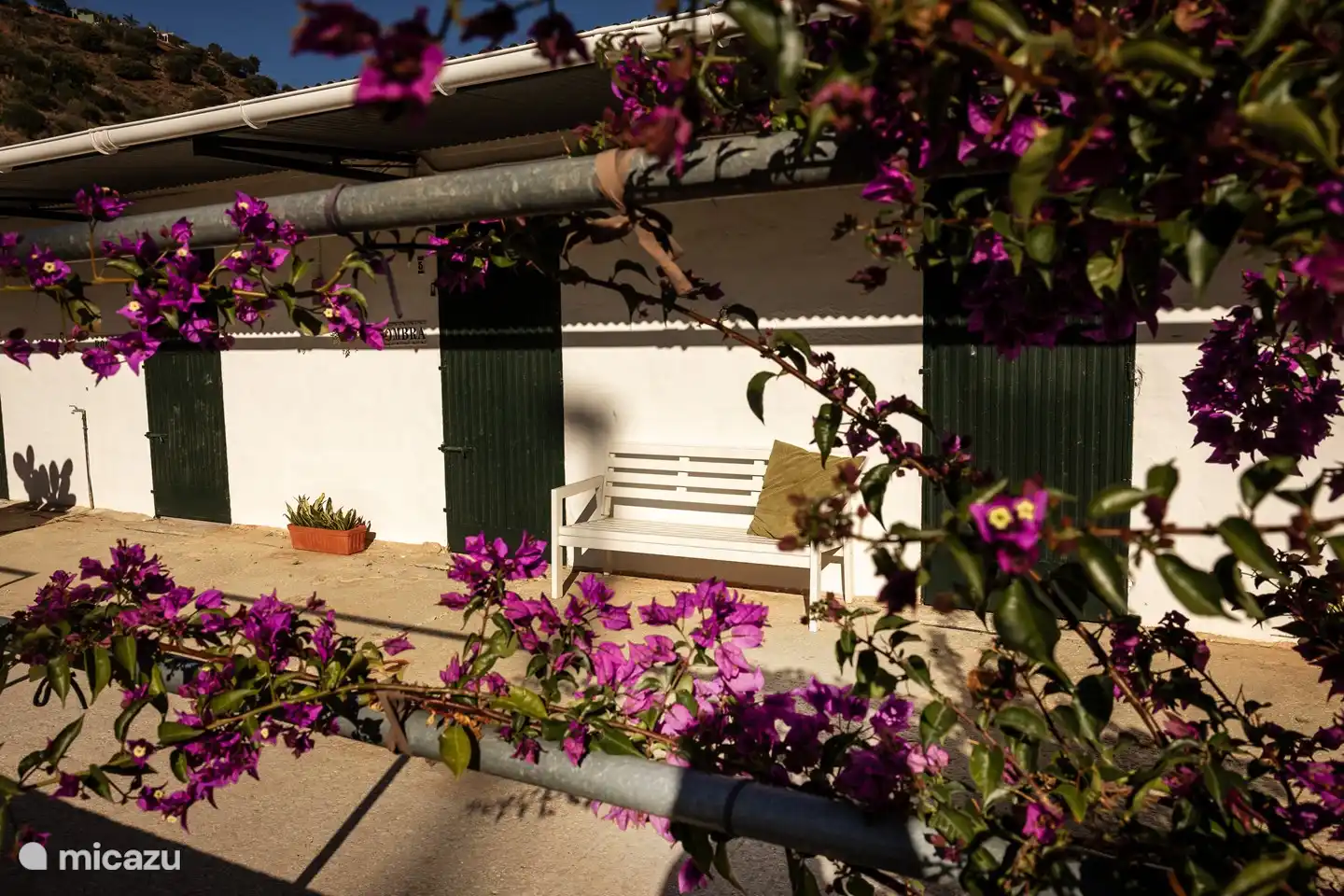 La Casita está situada entre otros antiguos establos de caballos.