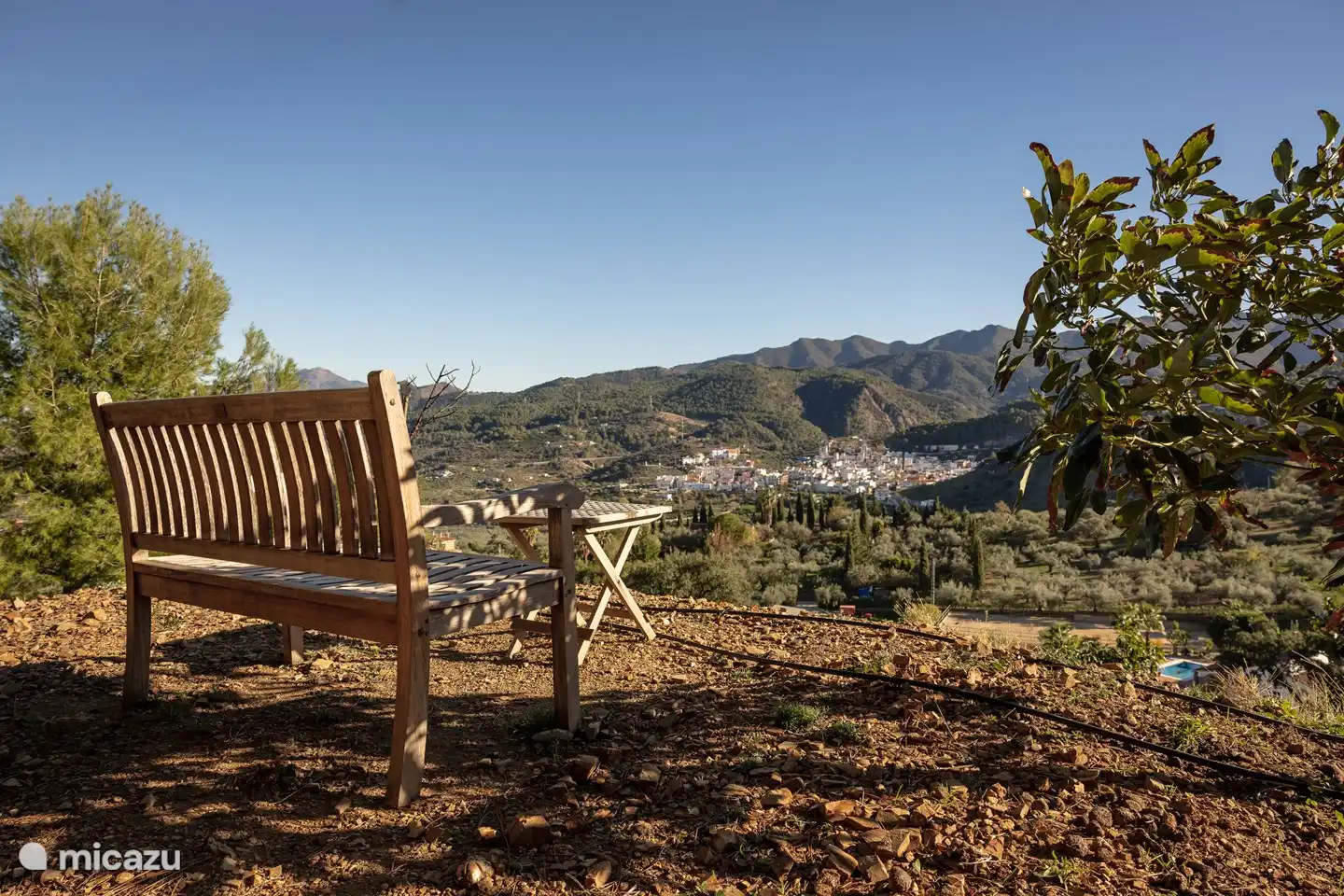 En lo alto de las terrazas de aguacate se tiene una hermosa vista sobre las montañas.