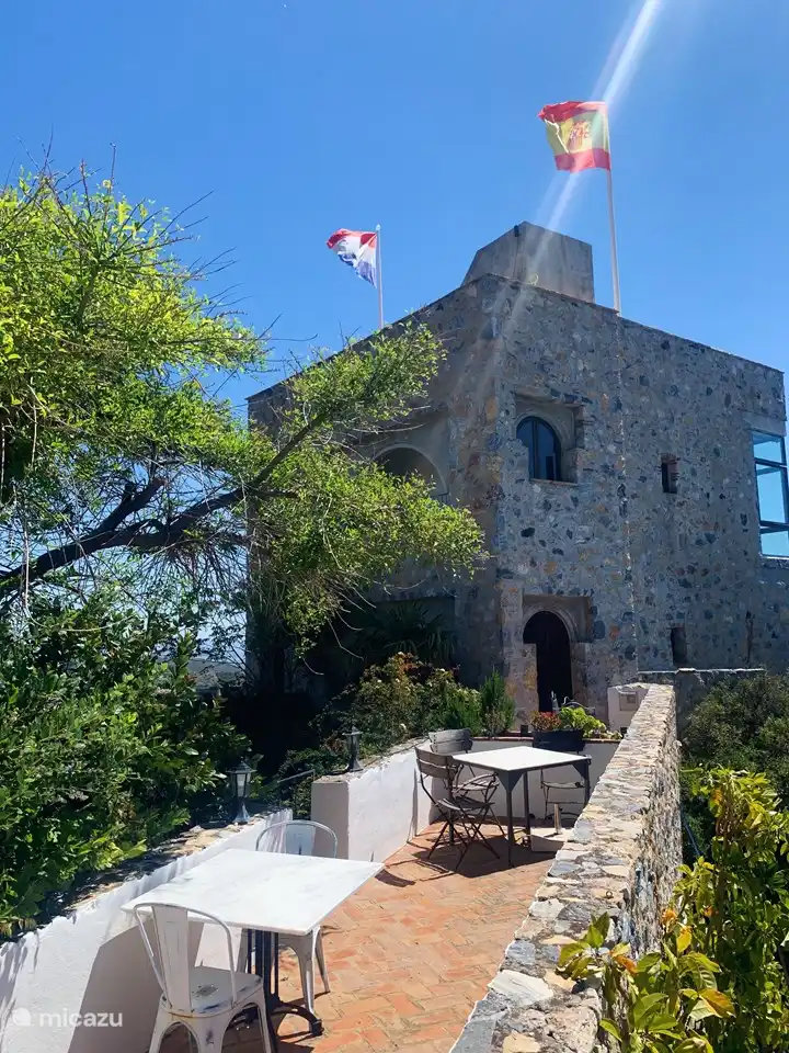 Vale la pena visitar el Castillo de Monda para disfrutar de un delicioso almuerzo y disfrutar de una magnífica vista.